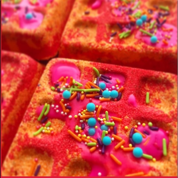 Peachy bath bomb - Picture 2 of 3